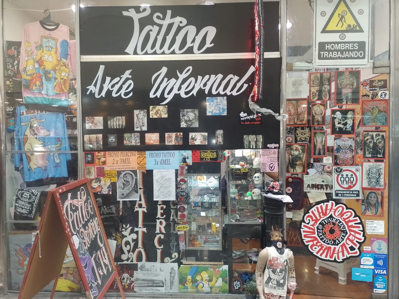 Fachada del estudio de tatuajes Arte Infernal en Av. Corrientes de noche