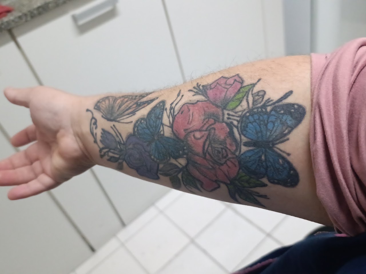 Detalle de tatuaje de realismo black and grey en brazo